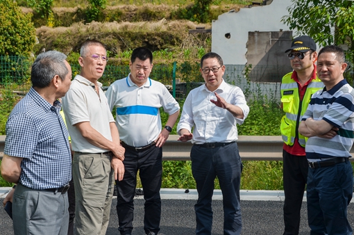 川高公司总经理王孝国一行检查绵广高速路面维修施工 (2).jpg 川高公司总经理王孝国一行检查绵广高速路面维修施工 (2).jpg