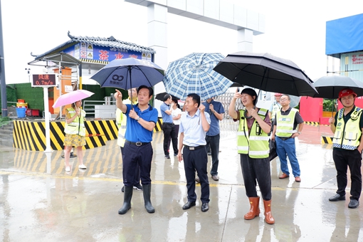 20190722省交投集团经营管理部部长刘涛一行到川西公司调研取消省界收费站及防汛工作1_副本.jpg
