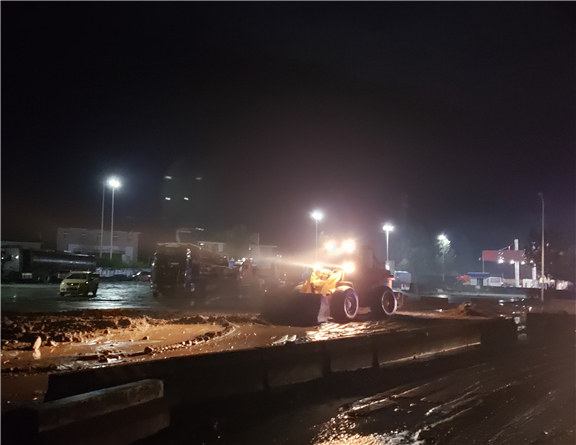 6.11+雅西公司快速处治彝海段水石流险情 2(报川高).jpg