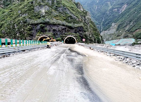 20200820都汶高速快速抢通 将于8月20日9时全线恢复管制双向通行 (4)_副本.jpg