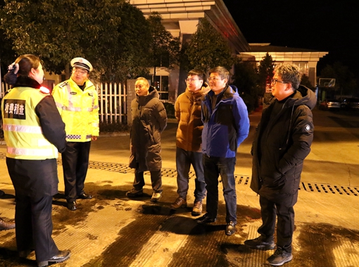 川高公司副总经理张洪春到广陕七盘关站督导收费政策落实情况.jpg 川高公司副总经理张洪春到广陕七盘关站督导收费政策落实情况.jpg