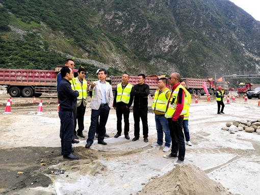 20190919川高公司副总经理郜进良赴都汶高速指导“8.20”抢险救灾工作 (2)_副本.jpg 20190919川高公司副总经理郜进良赴都汶高速指导“8.20”抢险救灾工作 (2)_副本.jpg