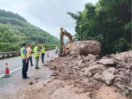 成南公司开展沪蓉高速成南段K1803+600右侧上边坡页岩崩塌抢险工作(何金橦)_meitu_1.jpg 成南公司开展沪蓉高速成南段K1803+600右侧上边坡页岩崩塌抢险工作(何金橦)_meitu_1.jpg