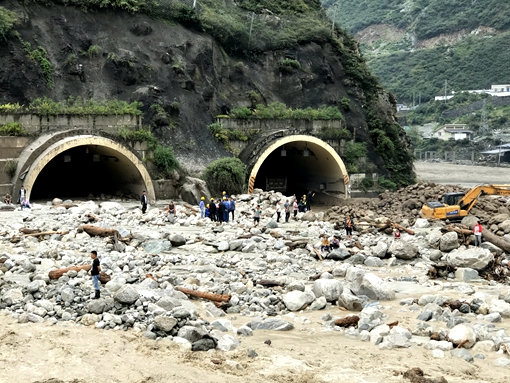 20190820省交投集团党委副书记、总经理冯文生赴都汶高速公路开展抢险救灾工作 (2)_副本.jpg