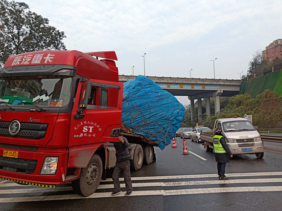 宜宾北收费站高效处置突发事件做好保通保畅工作_副本.jpg 宜宾北收费站高效处置突发事件做好保通保畅工作_副本.jpg