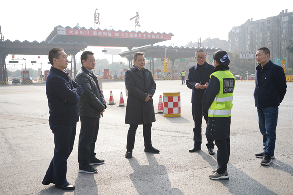 李董一行慰问调研1_副本.jpg 李董一行慰问调研1_副本.jpg