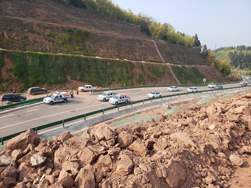 放行后的车辆_副本.jpg 放行后的车辆_副本.jpg