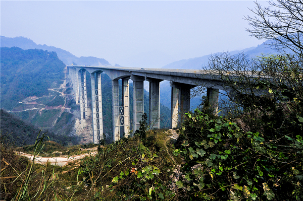 4.8+雅西公司完成雅泸高速全线国有土地不动产确权颁证工作(内容).jpg 4.8+雅西公司完成雅泸高速全线国有土地不动产确权颁证工作(内容).jpg