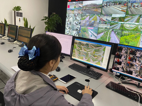 广南高速监控人员监控照片1.jpg 广南高速监控人员监控照片1.jpg