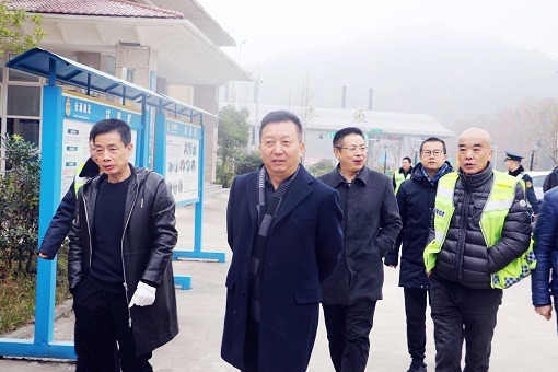 广甘高速顺利通过省高管局“五好高速”检查验收 (4).jpg 广甘高速顺利通过省高管局“五好高速”检查验收 (4).jpg