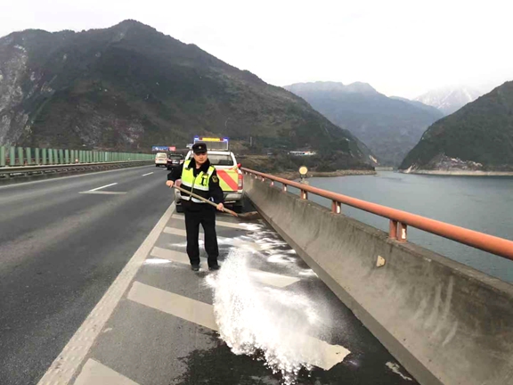 20191227都汶高速提升保障手段确保冬季冰雪天气道路安全_副本.jpg 20191227都汶高速提升保障手段确保冬季冰雪天气道路安全_副本.jpg