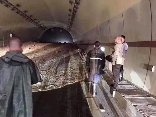 20190820都汶高速映汶段突发山体滑坡泥石流川西公司全力做好灾情勘察和安全保障 (1).jpg