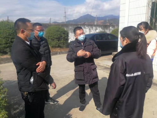 公司党委副书记、总经理刘严才检查一线疫情防控工作1_副本.jpg 公司党委副书记、总经理刘严才检查一线疫情防控工作1_副本.jpg