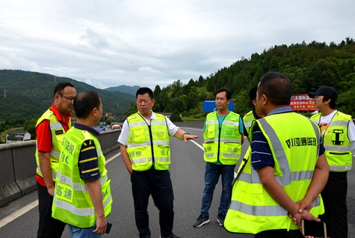 张罗段路面维修提前完工 (8)_副本.jpg 张罗段路面维修提前完工 (8)_副本.jpg