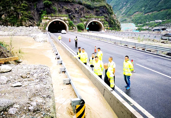 20200812川西公司三项措施保障汛期路段安全 (2)_副本.jpg