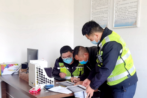 20201212川西公司精准拦截“大车小标”逃费车辆_副本.jpg 20201212川西公司精准拦截“大车小标”逃费车辆_副本.jpg