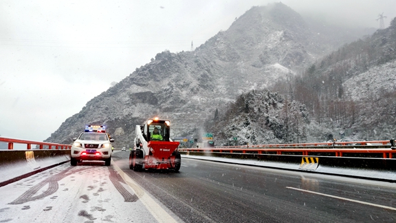 20210107川西公司不畏严寒风雪 全力确保道路安全畅通 (4)_副本.jpg