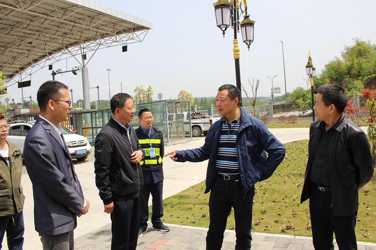 20210416川高公司党委书记、董事长何刚赴绵遂高速绵阳段调研.jpg 20210416川高公司党委书记、董事长何刚赴绵遂高速绵阳段调研.jpg