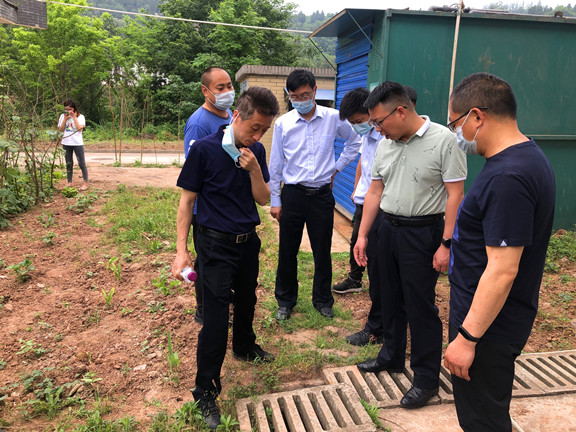 广南公司会同交投中油开展南部服务区环保工作专项排查2.jpg 广南公司会同交投中油开展南部服务区环保工作专项排查2.jpg