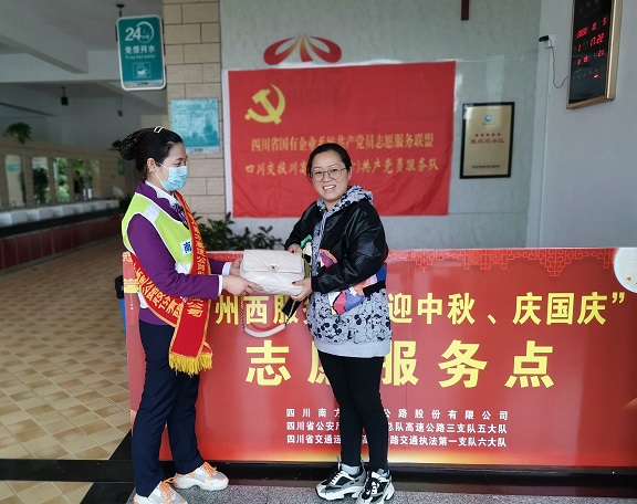 服务区接连涌现好人好事(2).jpg 服务区接连涌现好人好事(2).jpg