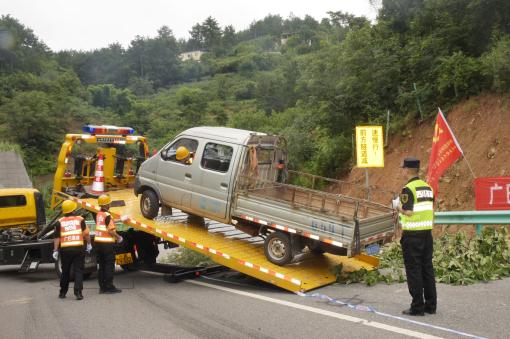 清障救援组拖离事故车辆.JPG 清障救援组拖离事故车辆.JPG