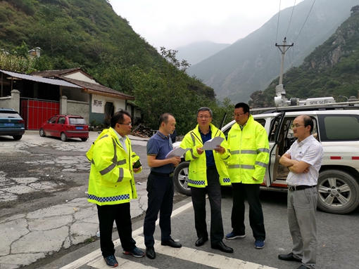 20190823四川省交通运输厅副厅长、厅党组成员朱学雷一行视察都汶高速“8.20”抢险救灾工作 (2)_副本.jpg