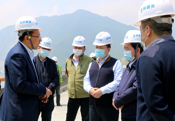 20200424阿坝州州委常委、常务副州长范继跃赴都汶高速调研指导隧道病害处治工作_副本.jpg 20200424阿坝州州委常委、常务副州长范继跃赴都汶高速调研指导隧道病害处治工作_副本.jpg