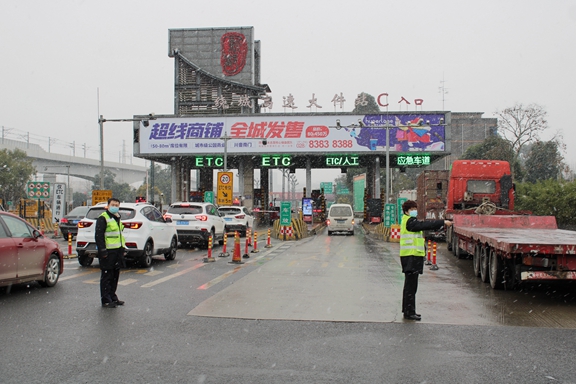 20210107川西公司不畏严寒风雪 全力确保道路安全畅通 (3)_副本.jpg