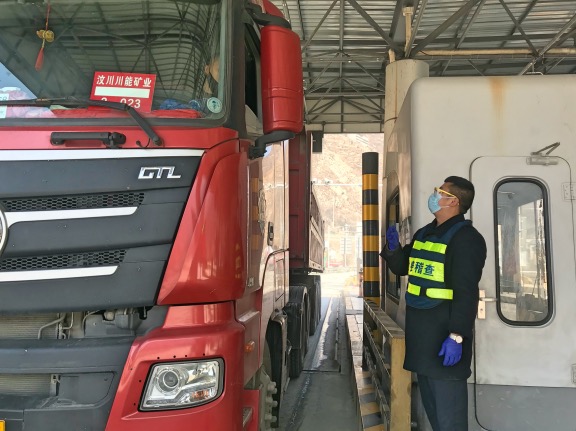 20200225都汶高速严把入口货车管控确保复工复产安全有序2.jpg 20200225都汶高速严把入口货车管控确保复工复产安全有序2.jpg