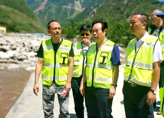 20200824川西公司党委书记、董事长刘宏检查指导都汶高速防汛抢险工作_副本.jpg