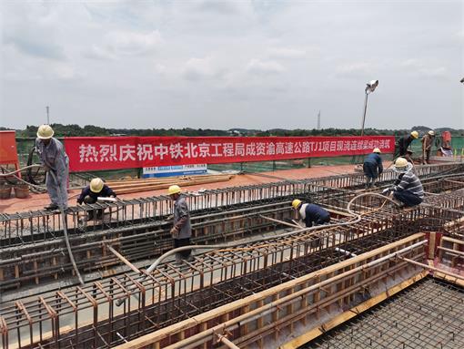 现浇梁首次浇筑 - 副本.jpg 现浇梁首次浇筑 - 副本.jpg