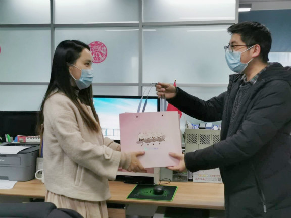 576高路信息公司开展“抗击疫情,巾帼担当”主题活动迎2020年“三八”国际劳动 妇女节_meitu_2.jpg 576高路信息公司开展“抗击疫情,巾帼担当”主题活动迎2020年“三八”国际劳动 妇女节_meitu_2.jpg