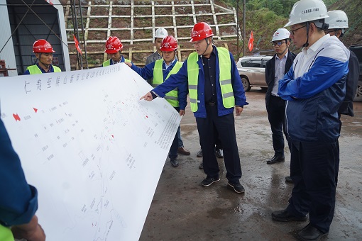 2019年10月9日川高公司党委副书记、总经理王孝国一行调研仁沐高速公路开元棋牌推进情况.JPG 2019年10月9日川高公司党委副书记、总经理王孝国一行调研仁沐高速公路开元棋牌推进情况.JPG