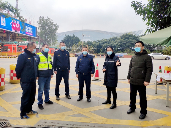 20201215省交通厅高速公路交通执法第四支队副支队长华尔丹到绕西管理处检查指导工作 (2)_副本.jpg