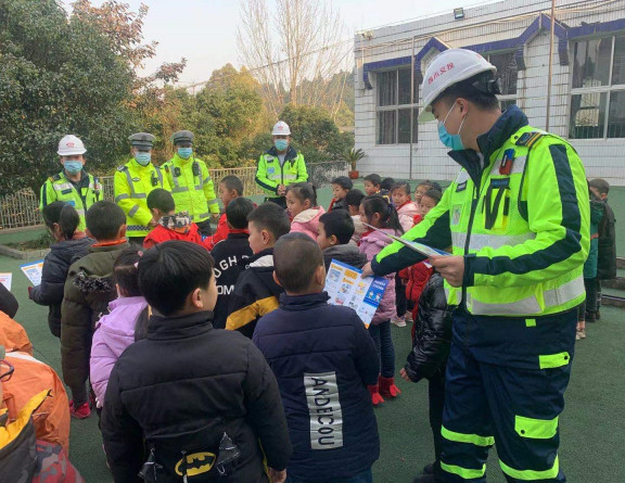 no24-成南公司开展迎春运道路安全宣传教育活动(陈鑫).JPG no24-成南公司开展迎春运道路安全宣传教育活动(陈鑫).JPG