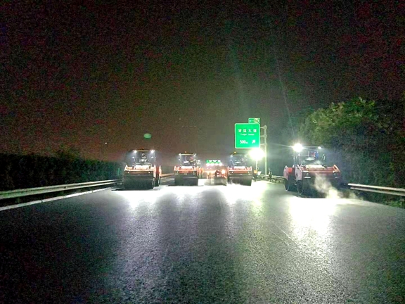 20191227川西公司克服低温天气影响顺利推进成都绕城高路公路路面病害整治工程 (2)_副本.jpg