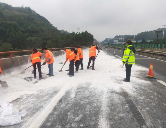 no303-成南公司及时处置遂渝路K307+100危化品泄露事故1.jpg no303-成南公司及时处置遂渝路K307+100危化品泄露事故1.jpg