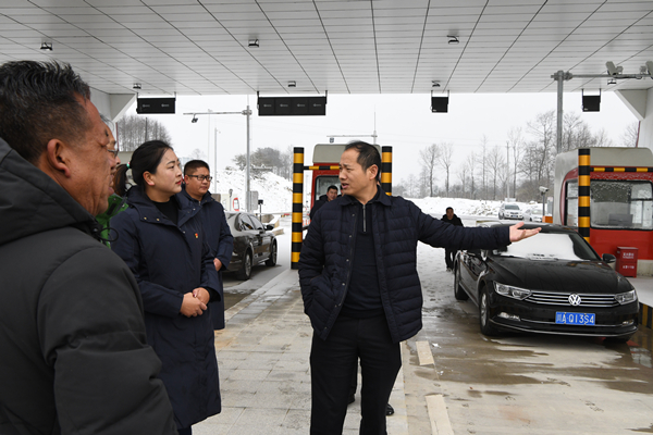 12.4+雅西公司党委书记、董事长张广洋调研孟获城收费站开站准备情况 1(内容).jpg 12.4+雅西公司党委书记、董事长张广洋调研孟获城收费站开站准备情况 1(内容).jpg