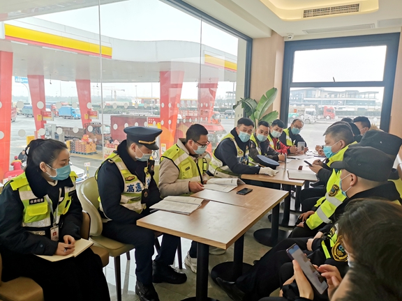 20210129川西公司联合交通执法召开“冬安行动”服务区疫情防控专题培训会_副本.jpg