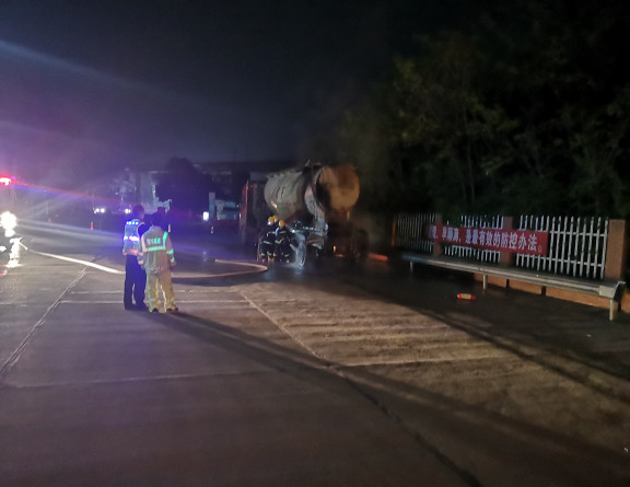 no91-成南公司成功处置货车自燃事故(焦威).jpg no91-成南公司成功处置货车自燃事故(焦威).jpg