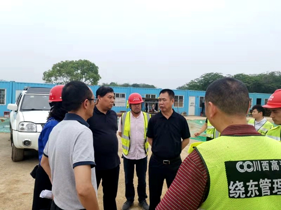 20210521川西公司党委副书记、总经理刘小刚调研成都绕城高速施工现场 (2)_副本.jpg