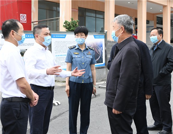 6.4+全国政协副主席、交通运输部党组书记杨传堂调研雅西高速 4(川高).jpg