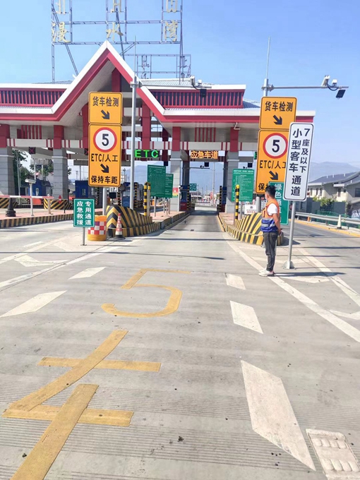 C:\Users\Administrator\Desktop\交通疏导.jpg C:\Users\Administrator\Desktop\交通疏导.jpg