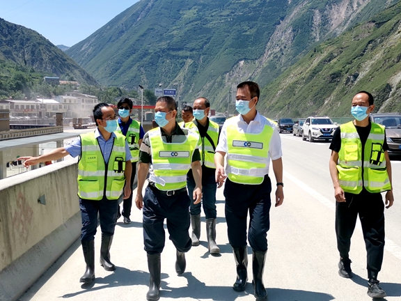 20200820川高公司党委委员、董事、工会主席吴朝金调研指导都汶高速公路抢险救灾工作 (1)_副本.jpg