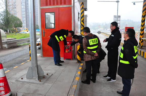 广南公司党委委员、总经理兰波到管理处一线站队进行节前安全检查暨新春慰问2.JPG 广南公司党委委员、总经理兰波到管理处一线站队进行节前安全检查暨新春慰问2.JPG