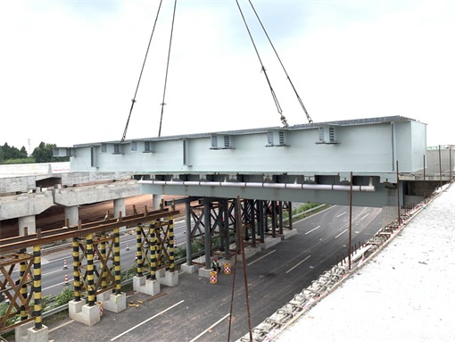 2钢箱梁架设施工现场 - 副本.jpg 2钢箱梁架设施工现场 - 副本.jpg