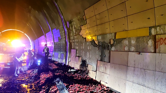 20210112 川西公司快速妥善处置隧道内车辆自燃事故 (3)_副本.jpg