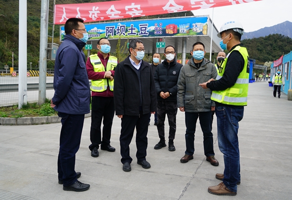 20200319川高公司党委副书记、总经理王孝国一行检查督导都汶高速隧道整治工作 (2)_副本.jpg