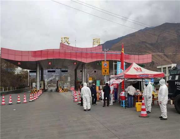 1.31+雅西公司防控疫情和春运保通“两不误”(站口疫情联防联控点)_副本.jpg 1.31+雅西公司防控疫情和春运保通“两不误”(站口疫情联防联控点)_副本.jpg