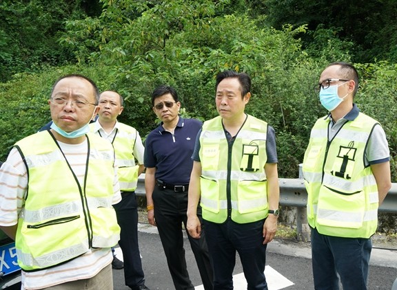 20200615川西公司党委书记、董事长刘宏调研指导都汶高速安全工作 (3)_副本.jpg
